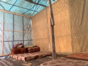 دي الخيمه يالي كنا قاعدين فيها بعد قصف وفقد اخوانه