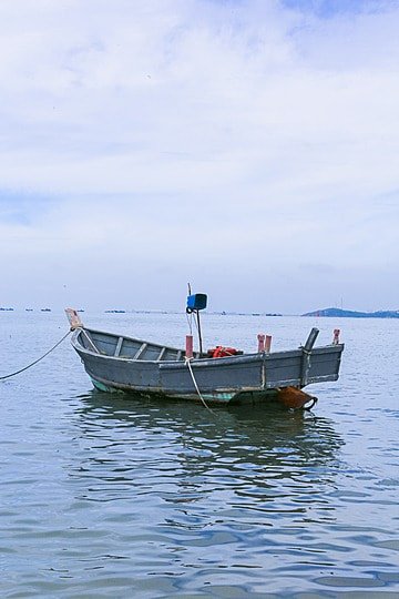 pngtree-small-fishing-boats-fishing-by-the-sea-in-summer-image_1009289